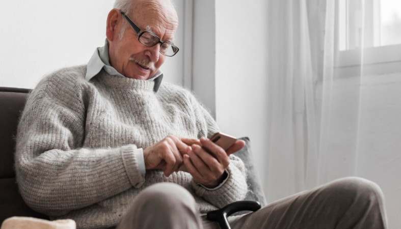 пенсионер с телефоном пенсионер с телефоном