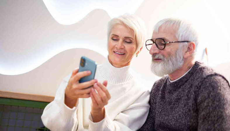 пара с телефоном