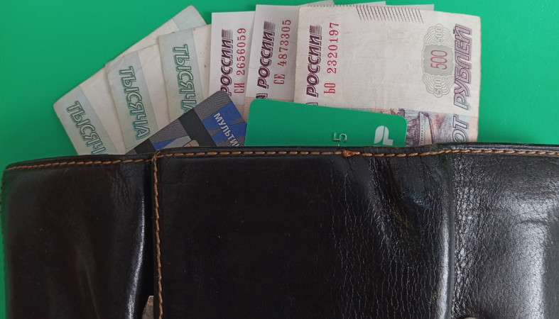 деньги и карты в кошельке