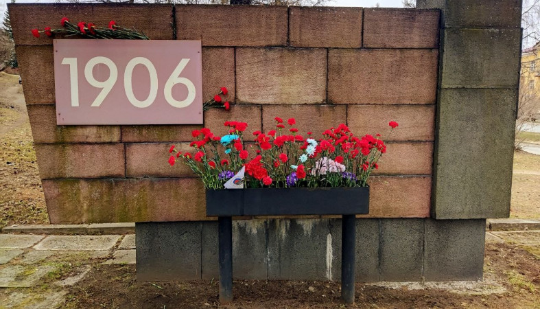 В Петрозаводске несут цветы к месту первой маевки