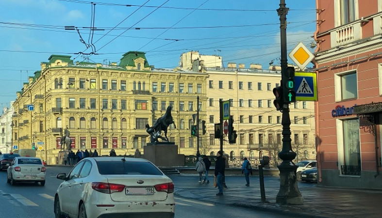 В Петербурге появился светофор, который может распознавать лица людей