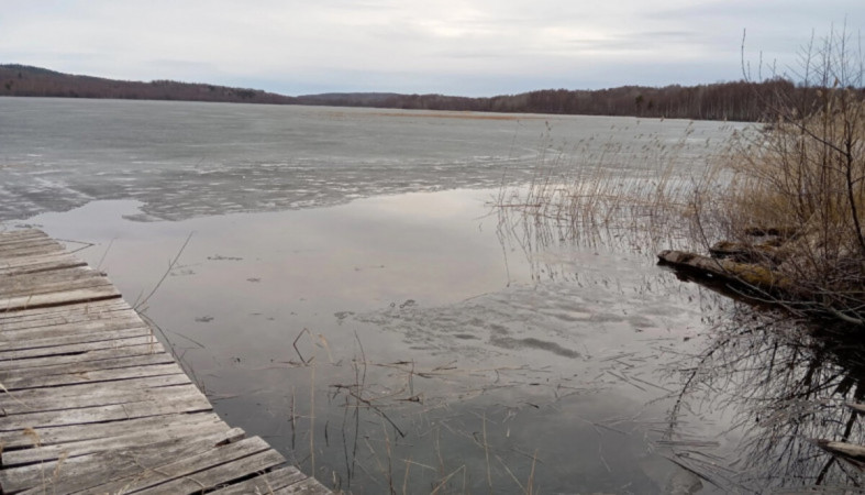 озеро_весна_небо_пасмурно