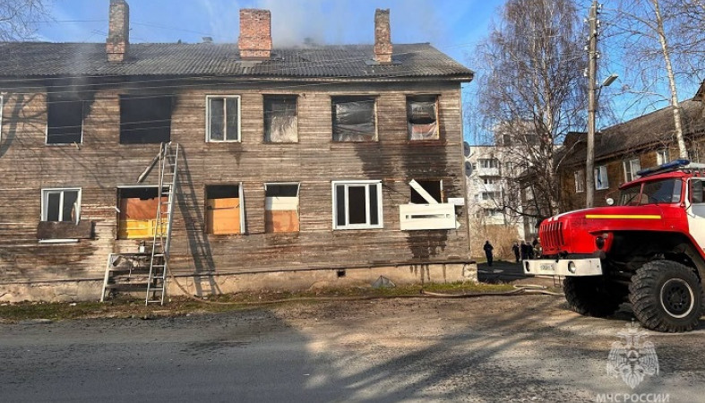 Двухэтажный деревянный барак загорелся в Петрозаводске