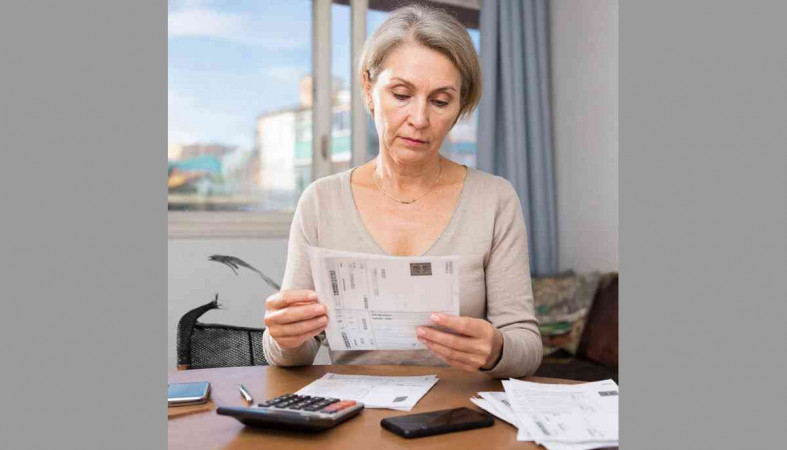 женщина оплачивает квитанции