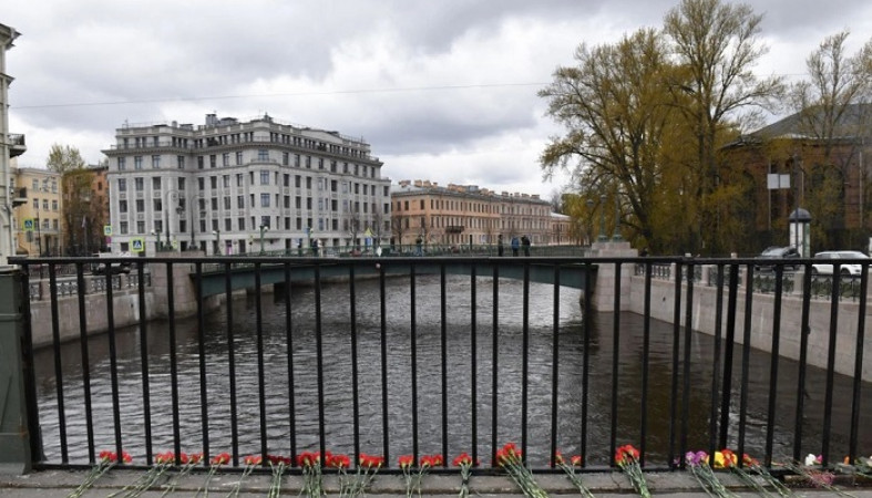 Люди несут цветы к месту трагедии в Петербурге