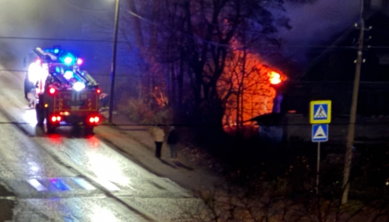 пожар в заброшенном здании пожар в заброшенном здании
