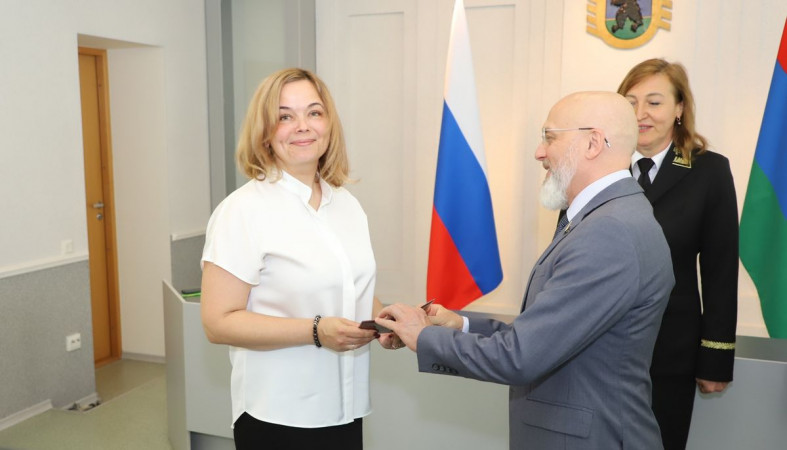 Шандалович вручает Пиванковой удостоверение