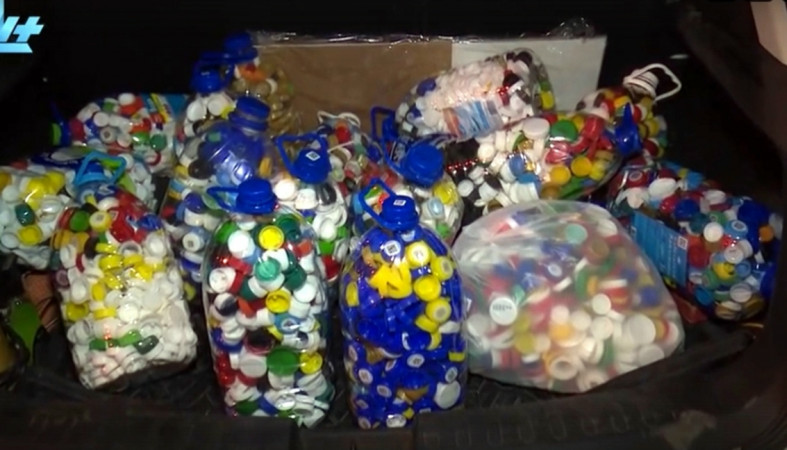 Собирают пластиковые крышки Собирают пластиковые крышки