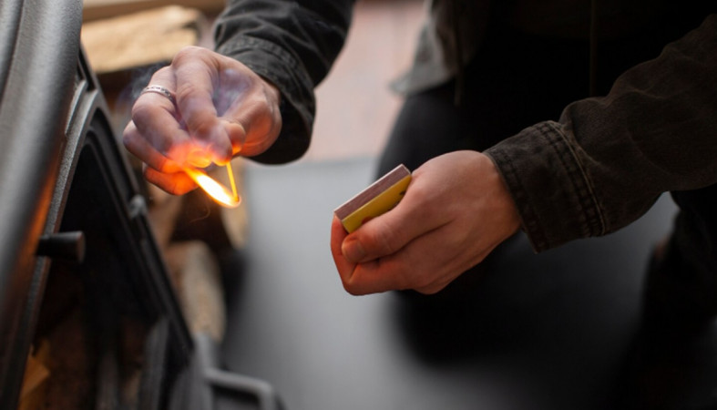 мужчина со спичкой