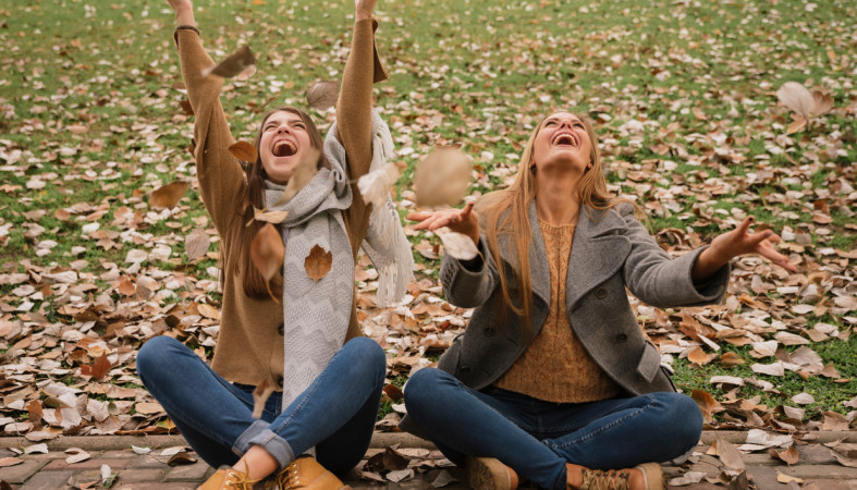 Две девушки сидят на земле