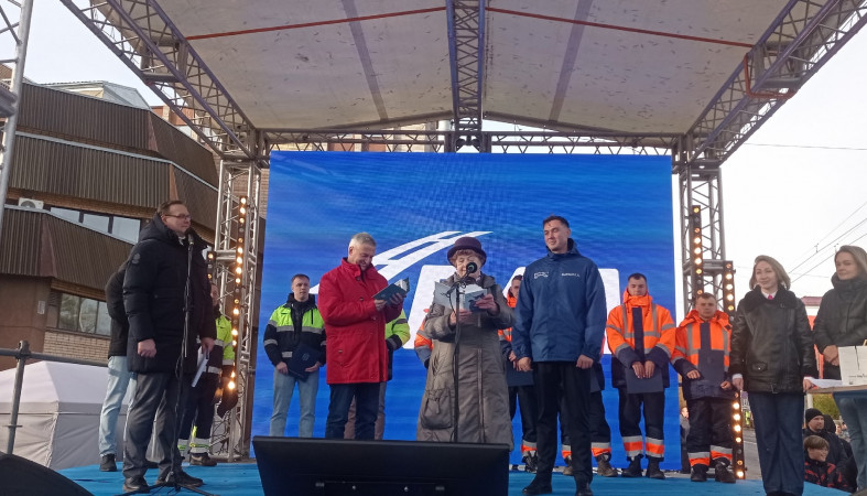 подарок на открытии моста