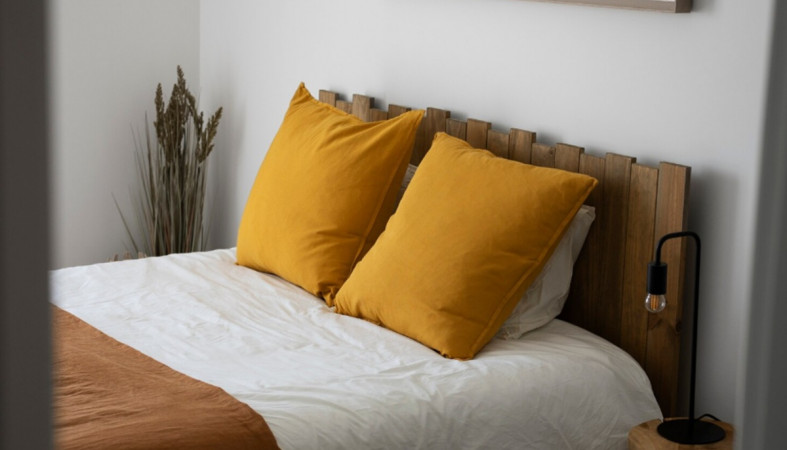 кровать с подушками кровать с подушками