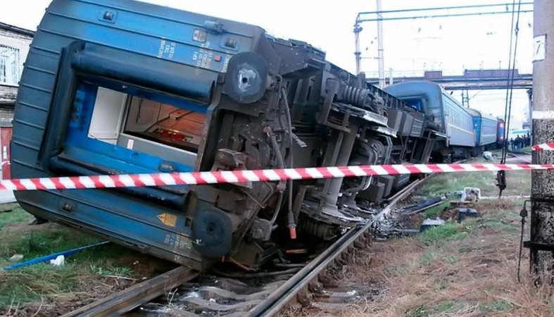 В Карелии 15 вагонов поезда сошли с рельсов