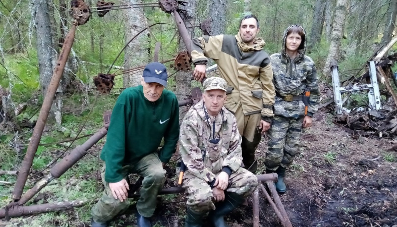 посковики у обломков самолета