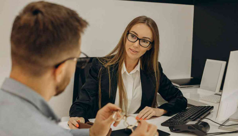 женщина и мужчина в очках