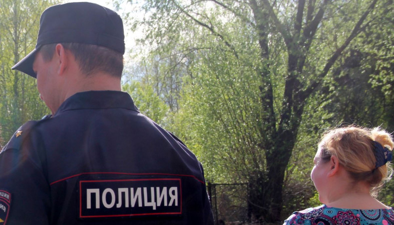 Полицейский опрашивает граждан