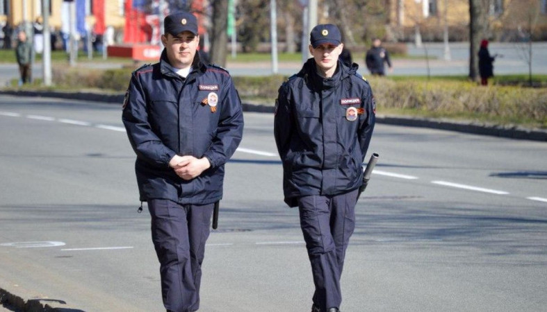Полицейские на улице города