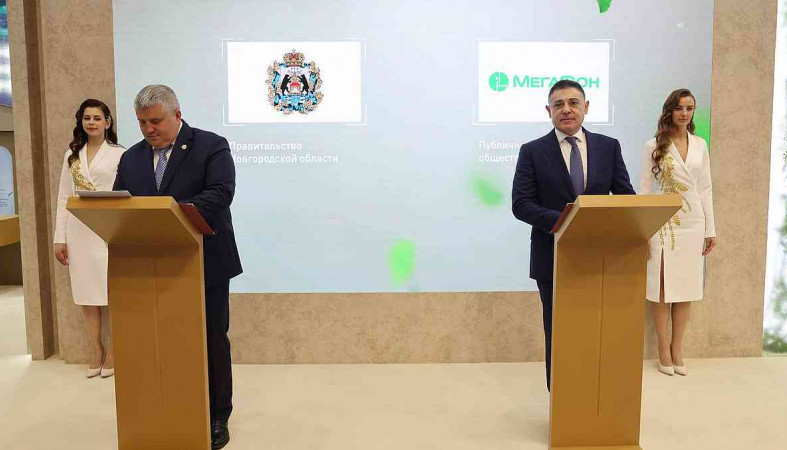 Помбухчан и Дронов подписывают соглашение_мегафон