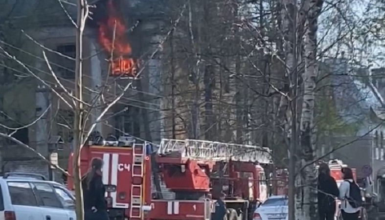 Опубликовано видео с места серьезного пожара в Петрозаводске
