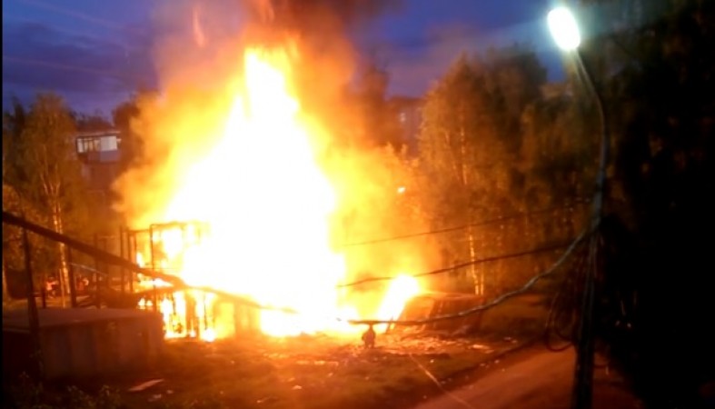 петрозаводск дом горит. пожар в петрозаводске вчера на перевалке. пожар в петрозаводске сейчас. пожар в петрозаводске сегодня на перевалке. перевалка петрозаводск.