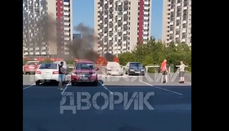 Автомобиль сгорел на парковке строительного магазина в Петрозаводске