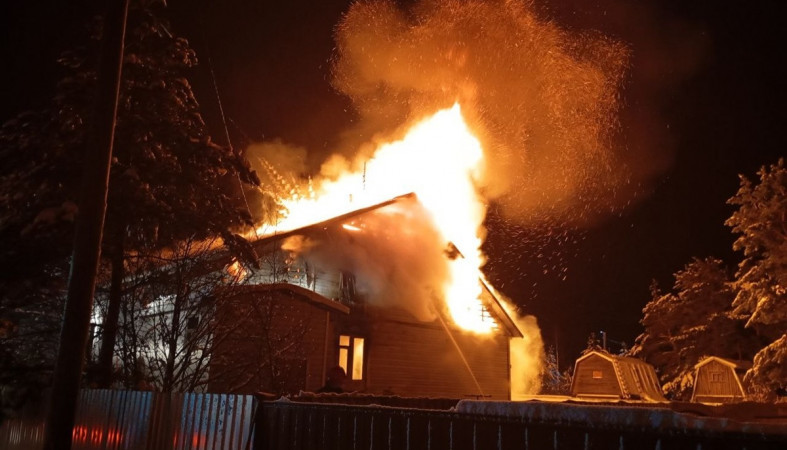 горит дом