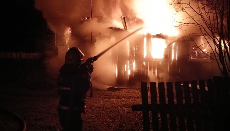 пожарные тушат дом пожарные тушат дом