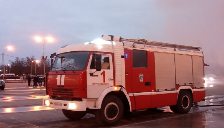 Пожарные помогли беспомощному мужчине в Петрозаводске