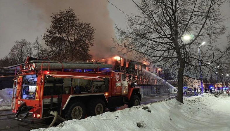 пожарная машина на месте пожара
