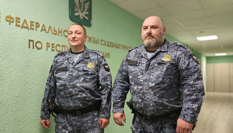 Приставы спасли водителя