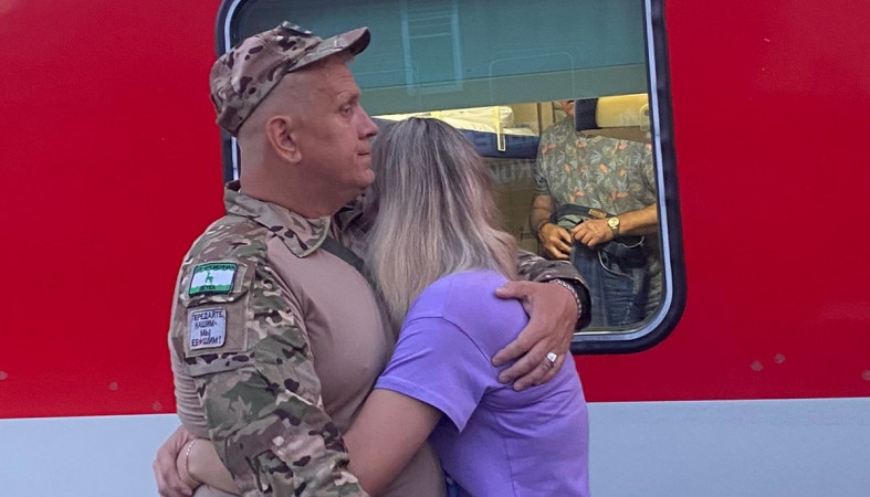 Прощание с женой на вокзале в Петрозаводске