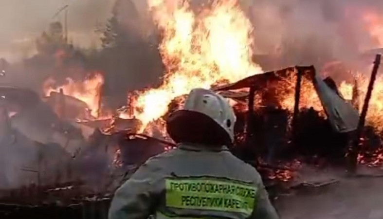 Два жилых дома уничтожены в результате пожара под Петрозаводском