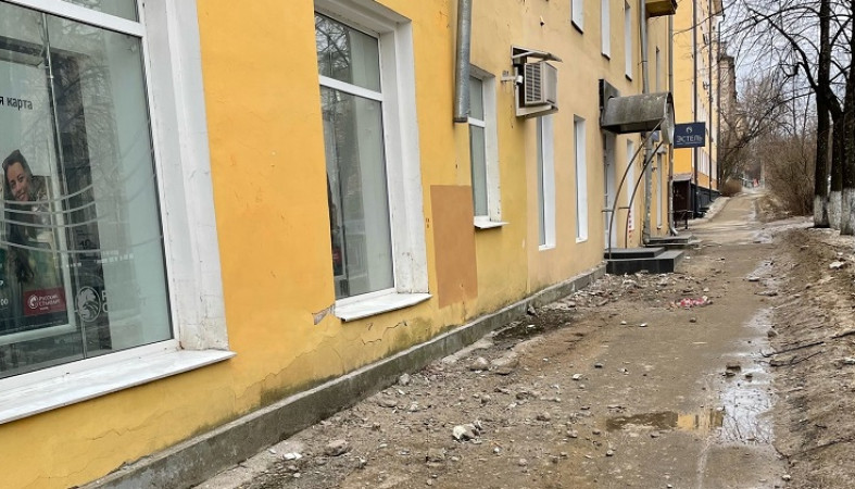 Кирпичи рядом со школой в центре Петрозаводска падают на тротуар