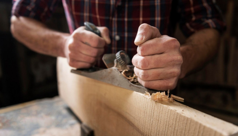 работник с деревом работник с деревом