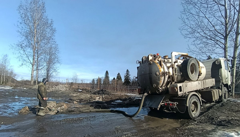 Незаконный слив отходов Незаконный слив отходов