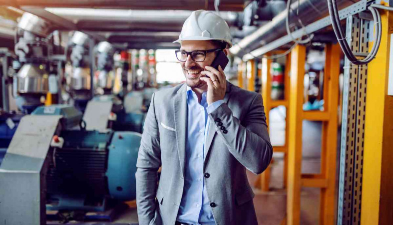 работник с телефоном на производстве