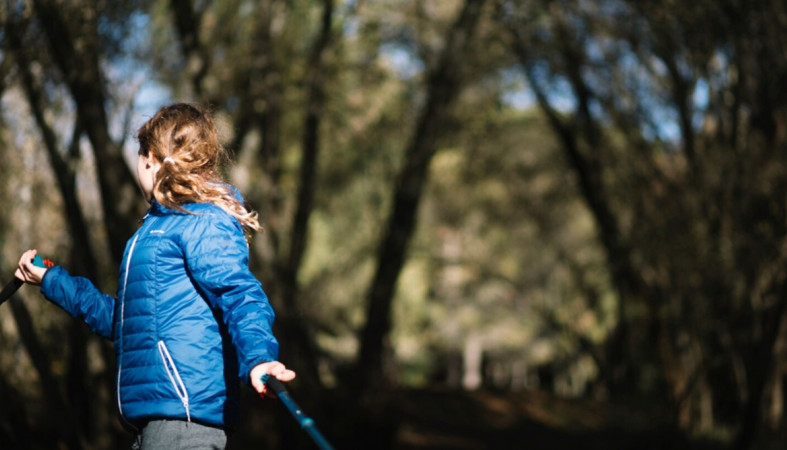 девочка на прогулке девочка на прогулке