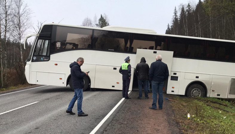 Туристический автобус перегородил федеральную трассу в Карелии