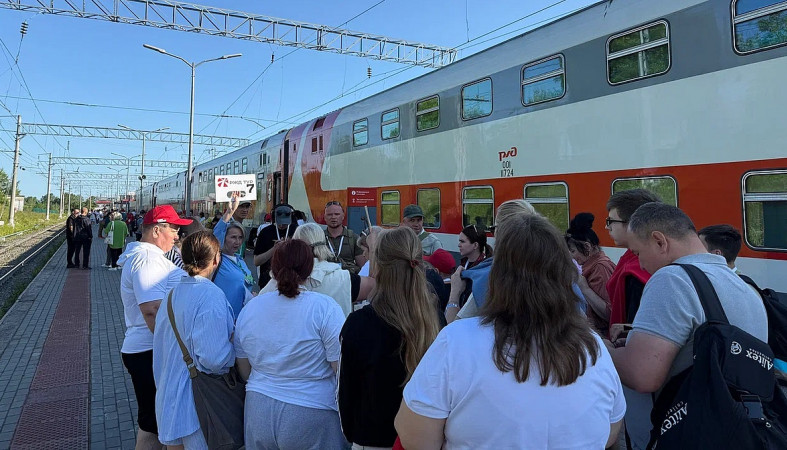 пассажиры на перроне