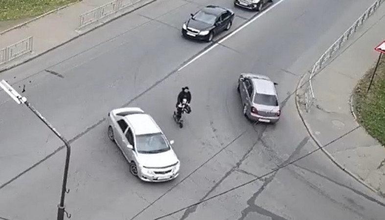 Самокатчик с ребенком
