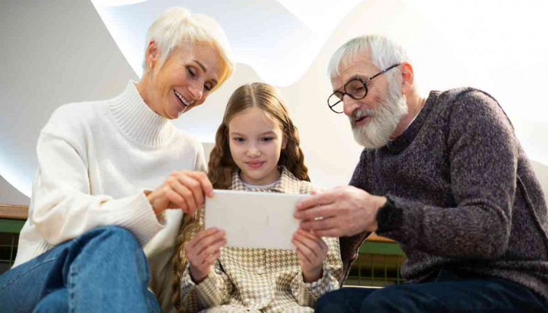 семья планшетом