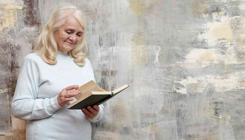 женщина читает книгу