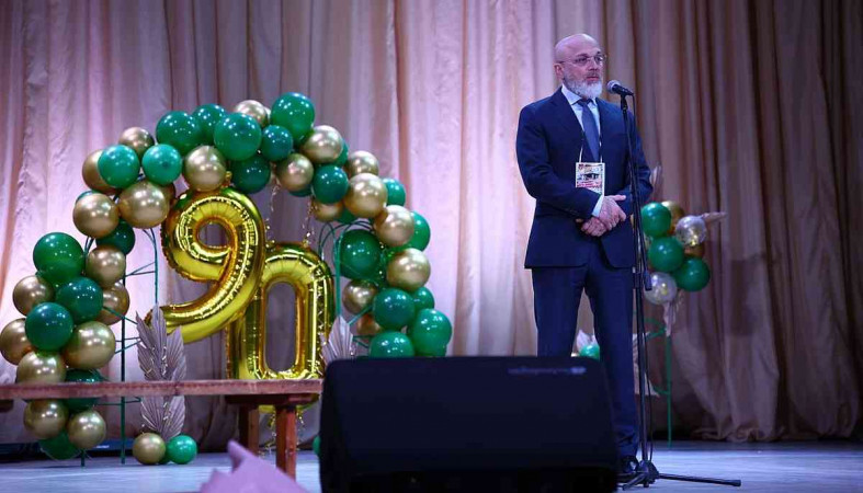 Шандалович на юбилее школы