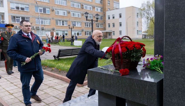Шандалович возлагает цветы