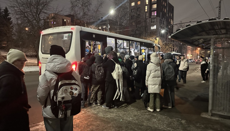 Школьники на остановке