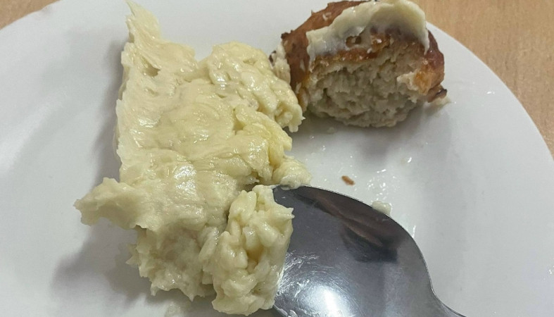 тарелка со школьным обедом