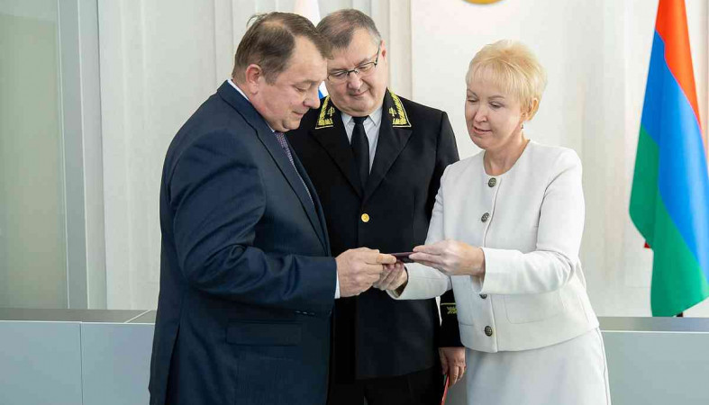 Шмаеник вручает удостоверение мирового судьи