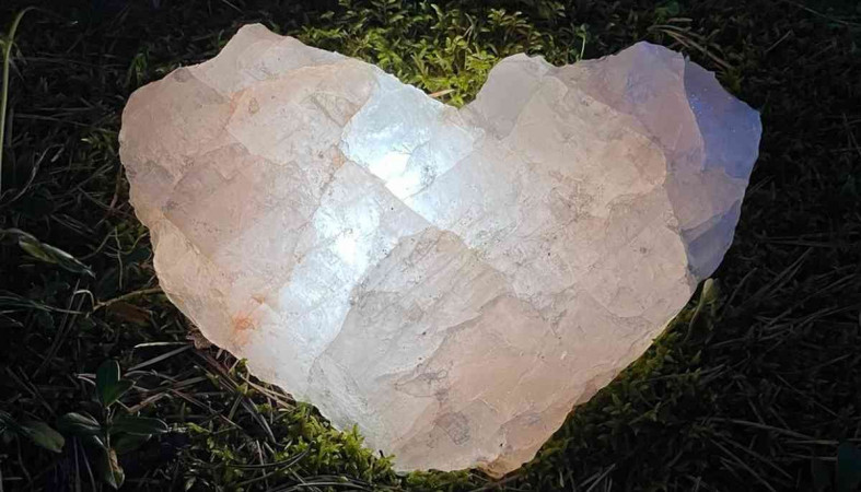 сердце из розового кварца