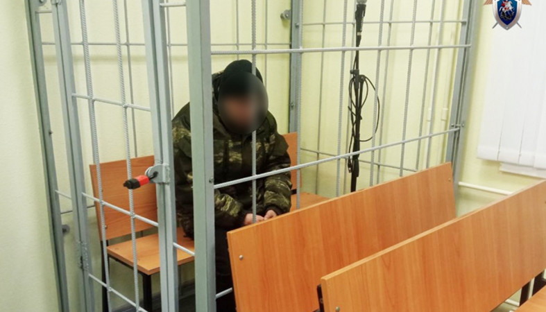 мужчина за решеткой