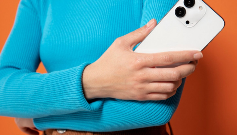 девушка со смартфоном